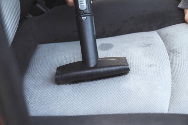 Arabanın içini buharla temizleme ve dezenfekte etme ve buharlı bir araba koltuğu.