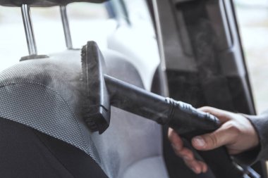 Arabanın içini buharla temizleme ve dezenfekte etme ve buharlı bir araba koltuğu.