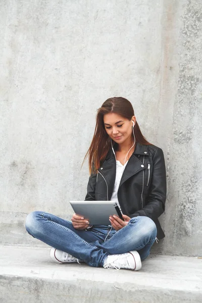 Genç Kadın Tablet Dizüstü Bilgisayarı Elinde Tut — Stok fotoğraf