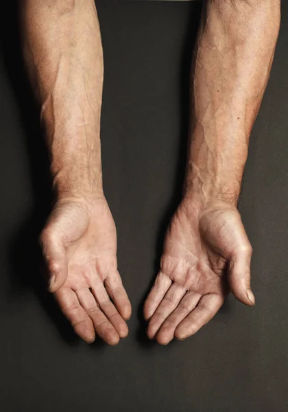 Gerimpelde Handen Van Een Oudere Man Een Tafel Close Geïsoleerd — Stockfoto