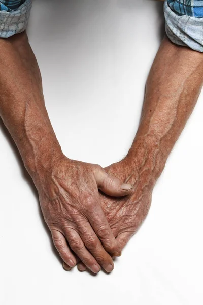 Морщинистые Руки Пожилого Человека Столе Крупным Планом Изолированы Белом Фоне — стоковое фото