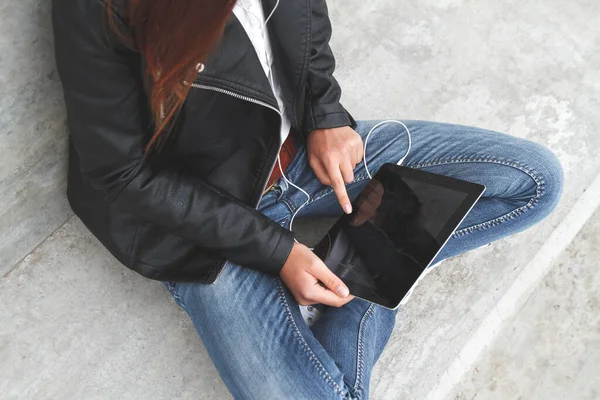 Elinde Boş Ekranlı Tablet Tutan Genç Bir Kadın — Stok fotoğraf
