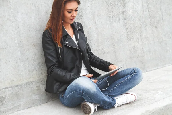 Genç Kadın Tablet Dizüstü Bilgisayarı Elinde Tut — Stok fotoğraf