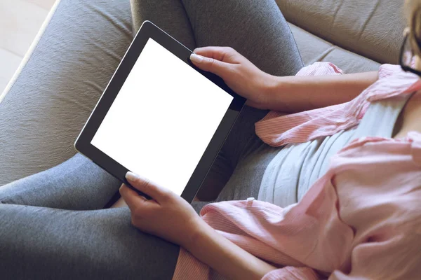 Kanepede Oturan Kadın Tablet Kullanıyor Ele Tutuşuyor — Stok fotoğraf