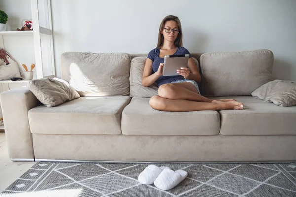 Mujer Joven Feliz Sentado Sofá Uso Tableta Casa — Foto de Stock