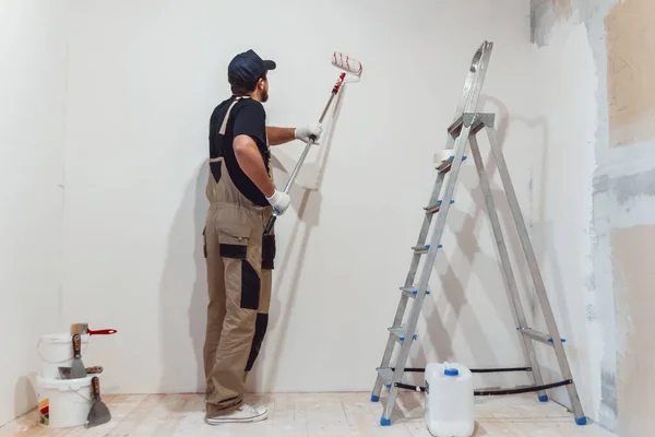Worker Man Paint Roller Empty Room Paints Walls — Stock Photo, Image