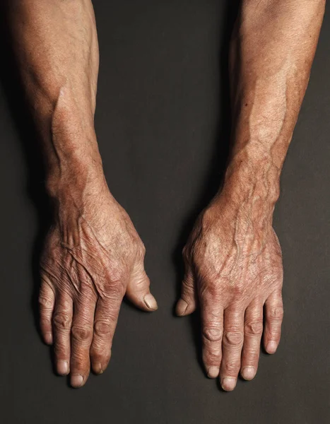 Морщинистые Руки Пожилого Человека Столе Крупным Планом Изолированы Черном Фоне — стоковое фото