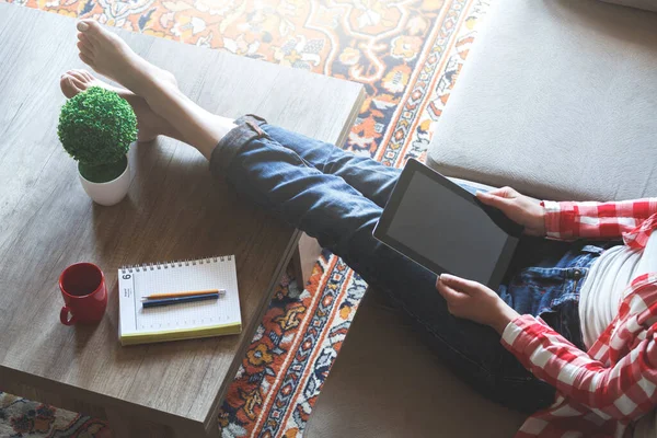 Kanepede Oturan Kadın Tablet Kullanıyor Ele Tutuşuyor — Stok fotoğraf