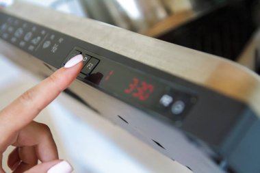 Bulaşık makinesinin ekolojik modu. Enerji tasarrufu kavramı. Enerji kaynaklarının rasyonel kullanımı