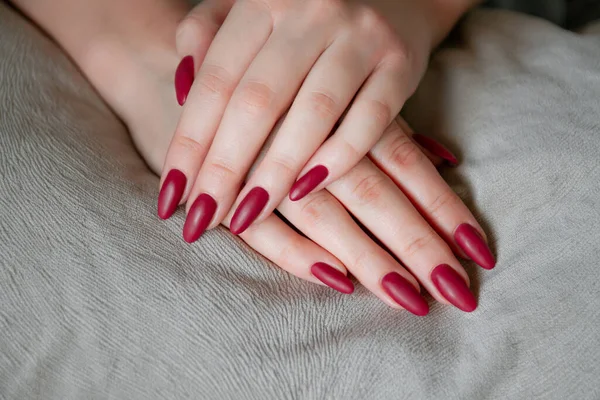 Model Woman Showing Red Shellac Manicure Long Nails — Stockfoto