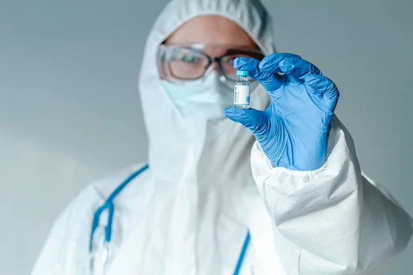 Médico Enfermero Traje Protección Con Vacuna Covid Mano — Foto de Stock