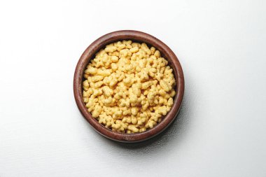 Tahta kase, beyaz arka plan manzaralı hızlı kahvaltı gevreği.