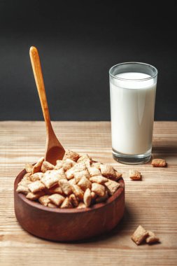 Çikolatalı, hızlı kahvaltı gevreği ve bir bardak süt.