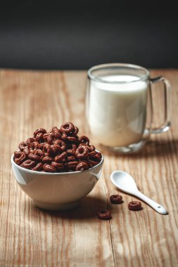 Çikolatalı kahvaltı gevreği ve bir bardak süt.