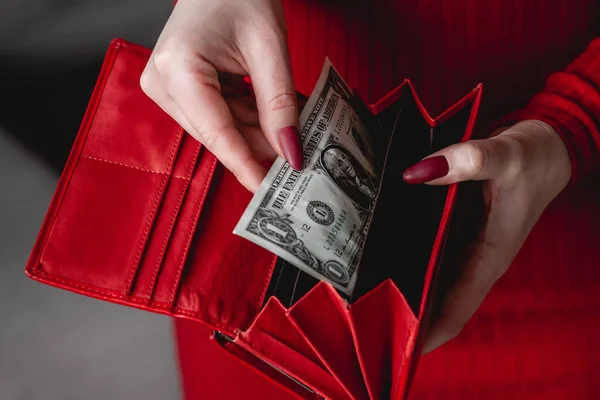 Carteira Vermelha Nas Mãos Uma Mulher Vestido Vermelho Com Manicure — Fotografia de Stock