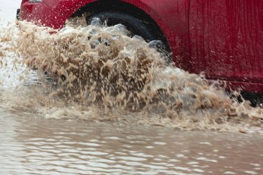 Araba çamura saplanmış, araba tekerleği kirli su birikintisi, engebeli arazi