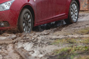 Araba çamura saplanmış, araba tekerleği kirli su birikintisi, engebeli arazi