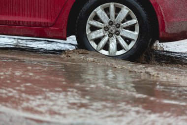 Araba çamura saplanmış, araba tekerleği kirli su birikintisi, engebeli arazi