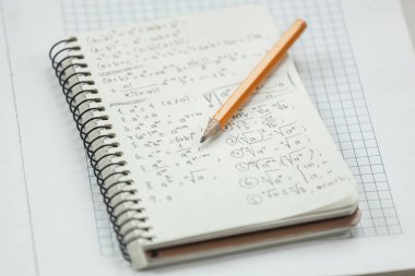Matematik formülleri kağıt üzerine kurşun kalemle yazılır, matematik problemleri.