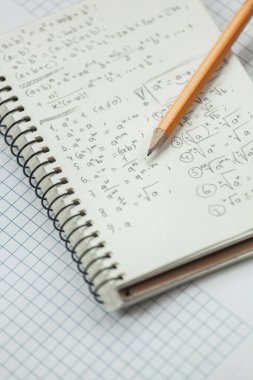 Matematik formülleri kağıt üzerine kurşun kalemle yazılır, matematik problemleri.