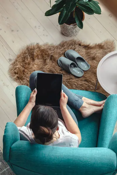 Mujer Joven Usando Una Tableta Mientras Está Sentado Una Silla — Foto de Stock