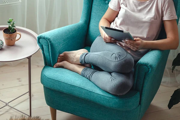 Mujer Joven Usando Una Tableta Mientras Está Sentada Una Silla — Foto de Stock