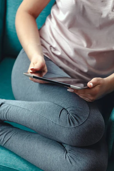 Mujer Joven Usando Una Tableta Mientras Está Sentada Una Silla — Foto de Stock