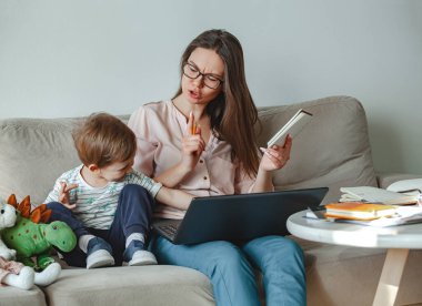 Evde ve evde çalışmak kavramsal bir iştir, anne çocuğa kızar ve küfreder, çocuk rahatsız olur.