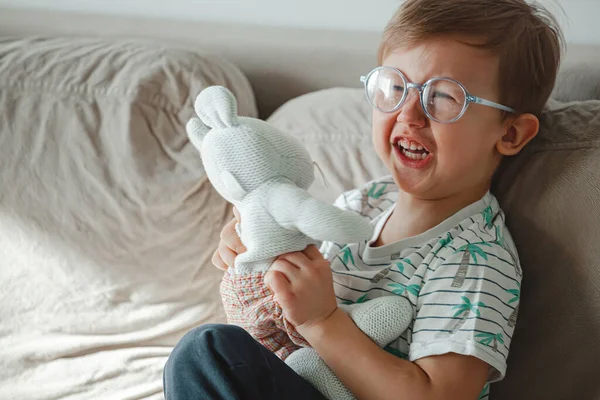 Niño Con Autismo Abraza Juguete Llora Enoja — Foto de Stock
