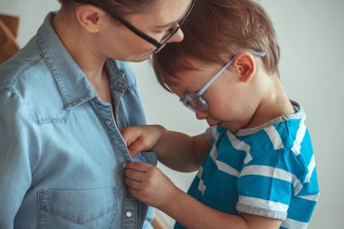 Child Todler three years asks mom to breastfeed him, prolonged breastfeeding