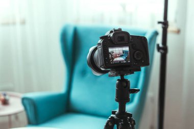 Blogger 'ın işyeri, videoyu çekmeye hazırlanıyor, kimse yok.