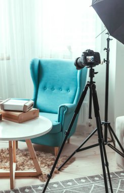 Blogger 'ın işyeri, paketlerin açıldığı videoyu çekmeye hazırlanıyor, kimse yok.