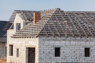 Penceresi olmayan terk edilmiş boş bir ev, terk edilmiş inşaat konsepti