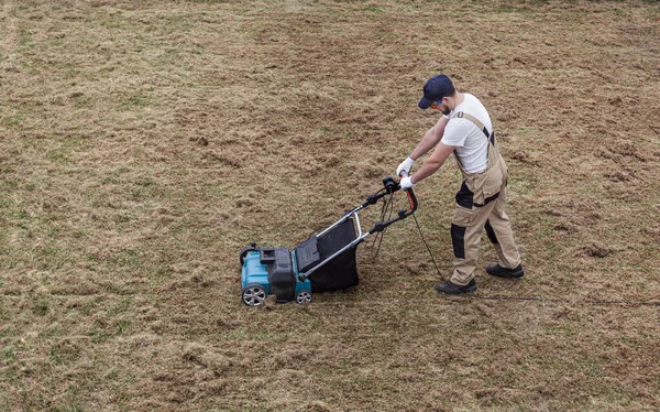 Scaricando Prato Con Uno Scarificatore Giardiniere Uomo Scarifica Prato Rimozione — Foto Stock