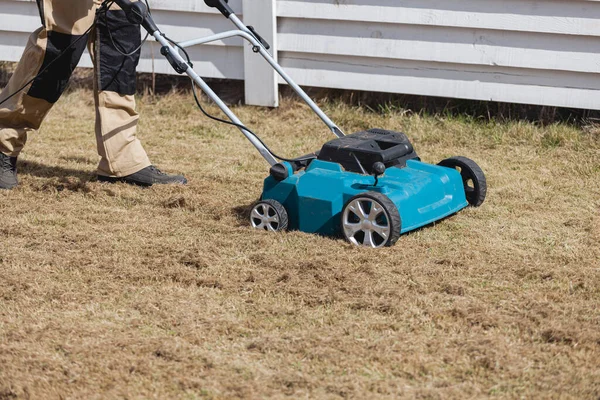 Scaricando Prato Con Uno Scarificatore Giardiniere Uomo Scarifica Prato Rimozione — Foto Stock