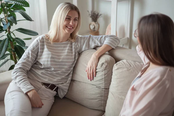Genç Bayan Arkadaşlar Konuşuyor Gülümsüyor Evdeki Kanepede Oturuyorlar — Stok fotoğraf