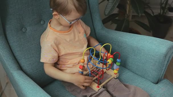 Criança jogando contas de labirinto de fio de madeira em casa. Brinquedo de jogo educativo. aprender cor e forma — Vídeo de Stock