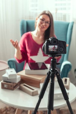 Kadın blogcu evde paketleri açarken video çekiyor