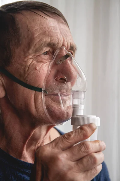 Een Oudere Senior Met Een Zuurstofmasker Quarantaine — Stockfoto