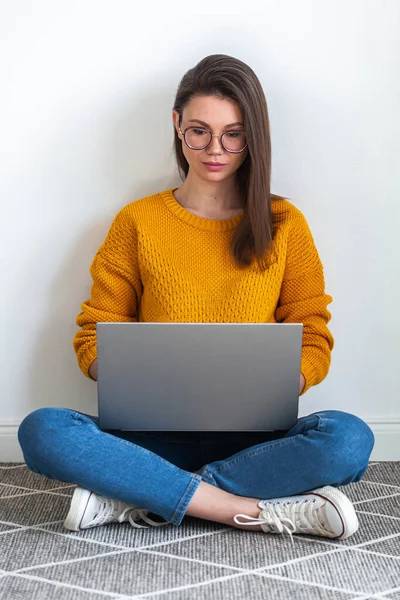 Νεαρή Γυναίκα Που Χρησιμοποιεί Φορητό Υπολογιστή Κάθεται Στο Χαλί Λευκό — Φωτογραφία Αρχείου