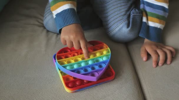 Öppna den leksak fidget, barn leka med antistress leksak — Stockvideo