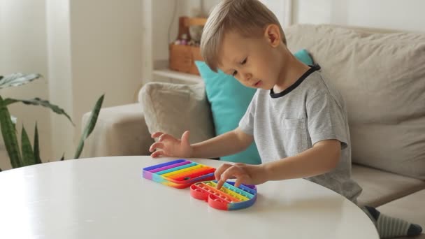 Pop it Spielzeug zappeln, Kind spielen mit Antistress-Spielzeug — Stockvideo