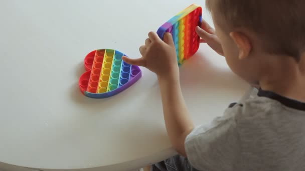 Pop it toy fidget, Kind spelen met antistress speelgoed — Stockvideo