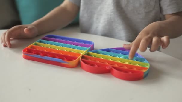 Pop it toy fidget, Kind spelen met antistress speelgoed — Stockvideo