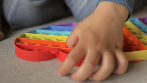 Pop it toy fidget, Kind spelen met antistress speelgoed — Stockvideo