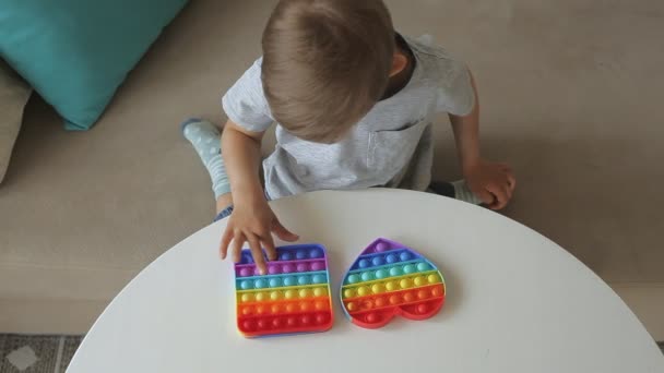 Öppna den leksak fidget, barn leka med antistress leksak — Stockvideo