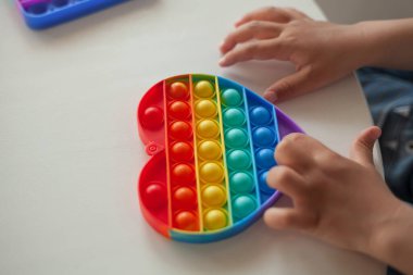 Salla oyuncak, çocuk anti-stres oyuncağıyla oynuyor.