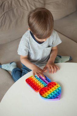 Salla oyuncak, çocuk anti-stres oyuncağıyla oynuyor.