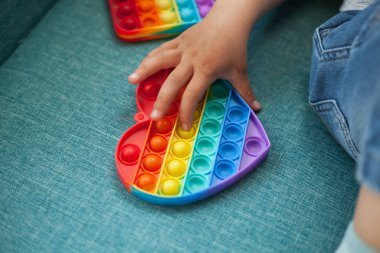 Salla oyuncak, çocuk anti-stres oyuncağıyla oynuyor.