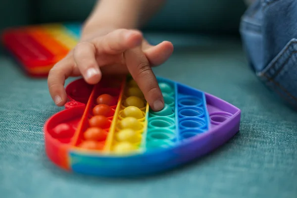 Salla oyuncak, çocuk anti-stres oyuncağıyla oynuyor.